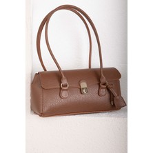 DMC Retro Kilit Detaylı Baget Çanta Taba