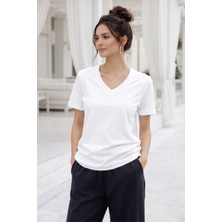 Rich Kadın Beyaz Yumuşak Dokulu Interlock V Yaka Basic T-Shirt