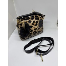 Livayss Çanta Stylebags Leopar Desenli Kadın El ve Omuz Çantası – Zincir Detaylı, Ponpon Aksesuarlı Silindir Çanta