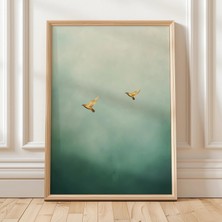 Ninastore Yumuşak Adaçayı Yeşili Gökyüzünde Altın Kuşlar Minimalist Doğa Illüstrasyonu Sakin Uçuş Sanat Eseri