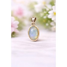 Doğaltaş Gümüş Opal Kolye – Işıltılı Renk Oyunları ve Zarif Şıklık
