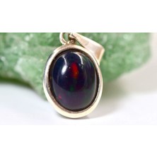 Doğaltaş Gümüş Opal Kolye – Işıltılı Renk Oyunları ve Zarif Şıklık