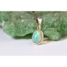 Doğaltaş Gümüş Opal Kolye – Işıltılı Renk Oyunları ve Zarif Şıklık