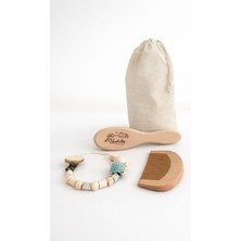 UmBaby Doğal Bebek Bakım Seti 4 Parça – Keçi Kılı Fırça, Ahşap Tarak, Emzik Zinciri ve Pamuk Kese