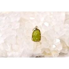 Doğaltaş Zebercet (Peridot) Taşlı Gümüş Kolye – Arınma, Yenilenme ve Kalp Ferahlığı