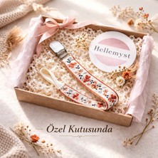 Hellemyst Premium Nakışlı Emzik Askısı | Kelebek Desenli Bebek Askısı | Özel Kutulu | Kız Bebek Aksesuar