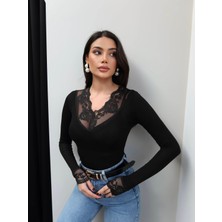 Esra Helvacı V Yaka Dantelli Transparan Bluz