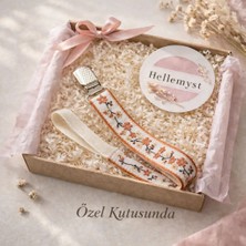 Hellemyst Premium Nakışlı Emzik Askısı | Çiçek Desenli Bebek Askısı | Özel Kutulu | Kız Bebek Aksesuar