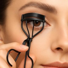 Skygo Suwors Kirpik Kıvırıcı – Siyah Metal Gövde, Silikon Pedli – Makas Tipi Kirpik Şekillendirici Alet – Göz Makyajı Için Pratik Kullanım