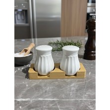 Feyza Design Bambu Standlı 2'li Porselen Tuzluk Biberlik Seti, Şık ve Zarif Tasarım
