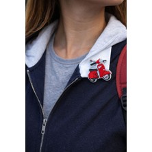 Herşey Nota Kırmızı Scooter Tasarımlı Kauçuk Rozet – Çanta ve Sırt Çantası Aksesuarı, Retro Motor Figürlü Pin