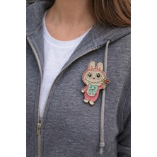 Herşey Nota Pembe Sevimli Figürlü Metal Rozet – Çiçek Detaylı Karakter Çanta Aksesuarı Pin