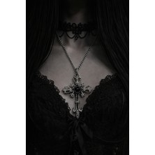 Herşey Nota Siyah Taş Detaylı Işlemeli Haç Kolye – Antik Gümüş Renk Zincirli Model