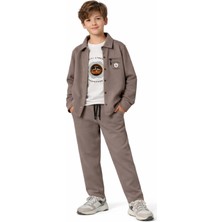 İrem Çocuk Giyim Erkek Çocuk Stay Yazılı Fermuar Cep Detaylı Çıtçıt Kapamalı Beli Lastikli Üçlü Kahverengi Renk Takım