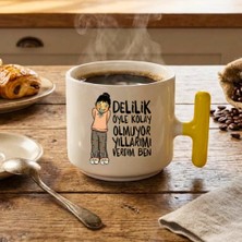 Finka Dekor Delilik Öyle Kolay Olmuyor Baskılı-Sarı T Hediyelik Seramik Kupa Bardak