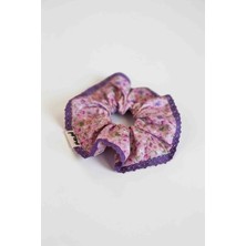 Pirene Arts Arts Violet Spring Scrunchie – Çiçek Desenli Dantelli Saç Tokası