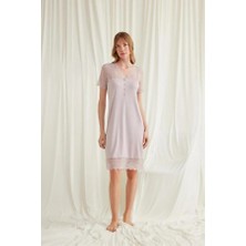 MOTTO10 Butik Yakası Kolu Omzu ve Etek Ağzı Dantelli Önü Düğmeli Gecelik