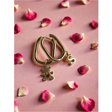 Amabel Jewelerys Sevgililer Günü Hediyesi Zirkon Ayıcık ve Harf Charmlı Oval Çelik Küpe (Ipli Bileklik Hediyeli)