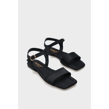 Capone Outfitters Celinda Bilekten Bantlı Küt Burunlu Düz Topuklu Saten Kadın Sandalet