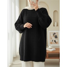 Moda Morfo Kare Desenli Yırtmaçlı Yumoş Triko Tunik -Siyah