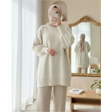 Moda Morfo Kare Desenli Yırtmaçlı Yumoş Triko Tunik -Ekru