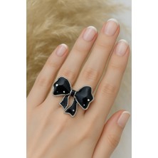 Herşey Nota Siyah Büyük Fiyonk Yüzük – Zarafetin, Gücün ve Gotik Şıklığın Simgesi