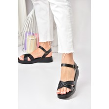 Fox Shoes Siyah Hakiki Deri Çapraz Bantlı Günlük Kadın Sandalet M291031503