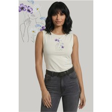 Kurun's Collection Kız ve Mor Çiçekler Baskılı Soft Kumaş Kayık Yaka Kolsuz Bluz