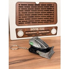 MYK Hediye ve Sanat Atölyesi Metal Iş Makinesi Anahtarlık ve Çanta Süsü Çalışan Aksamlı Birinci Sınıf Malzeme Gerçeğinin Benzeri Tasarım