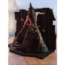 Pyramid Head Dioraması - Silent Hill'den Elle Boyanmış Figür