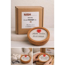 Nish Candles Gizli Mesajlı Mum Anne Baba Oluyoruz El Yapımı Soya Mum Ahşap Kasede, Çift Fitilli, Eşinize Süprizli Bebek Haberi