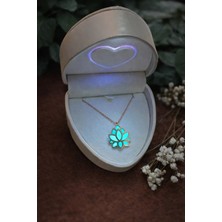 Soprano Gece Parlayan Lotus Kolye, Aşkın ve Umudun Sembolü