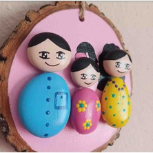 Lazerus Cnc Markalama El Yapımı Taş Aile Figürü – Doğal Ağaç Kütük Üzeri Ahşap Duvar Panosu (3 Kişilik | 12,5 Cm)