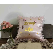 Lazerus Cnc Markalama Kişiye Özel Isimli Yenidoğan Takı Yastığı – Dantel Kenarlı Saten Yastık (20×30 Cm)