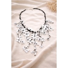 Ares 01 Store ✨ Çiçek Figürlü Beyaz Mat Detaylı Siyah Ipli Zarif Kolye ✨