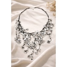 Ares 01 Store ✨ Sallantılı Çiçek Figürlü Gümüş Detaylı Siyah Ipli Gösterişli Kolye ✨