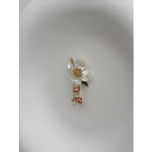 QA Quella Accessories Özel Seri  Beyaz Sedef Dört Yaprak Çiçek Gold Broş