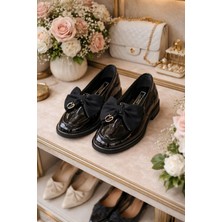 Shaxir Kadın Siyah Kalın Taban Rugan Loafer – Fiyonk & Gold Aksesuarlı Babet