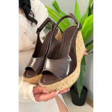 Preshley Kadın Mantara Kahve Rugan 10 cm Dolgu Topuklu Mantar Taban Önü Arkası Acık Ayakkabı