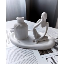 Bilby Bulut Tabak Üzerinde Düşünen Adamlı Çizgili Vazo ile Birlikte Dekoratif Biblo