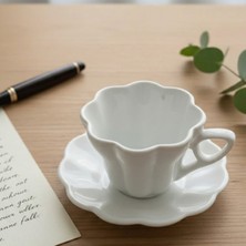 Zarif Çiçek Desenli Tabaklı Kahve Fincanı Beyaz El Yapımı