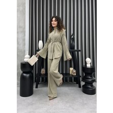 Cardella Serena Yazlık Tnsl Kumaş Büzgü Detaylı Gömlek Pantolon Takım – Kuşaklı Rahat Kesim Tesettür Uyumlu Alt Üst Takım