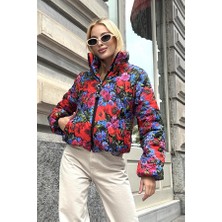 Modanı Seç Mavi Dik Yaka Çiçekli Kısa Şişme Mont