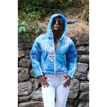 Modanı Seç Mavi Desenli Kapüşonlu Kolları Fermuarlı Kısa Şişme Mont