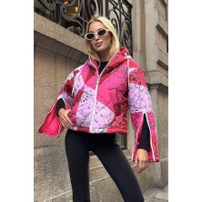 Modanı Seç Pembe Desenli Kapüşonlu Kolları Fermuarlı Kısa Şişme Mont