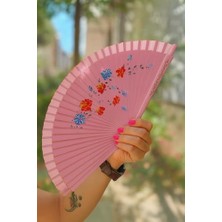 Pucutun Pembe Zeminli Katlanabilir El Yelpazesi Mavi Kırmızı Çiçek Desenli Ahşap Saplı Dekoratif El Yelpazesi 40X22 cm Geleneksel Tasarım