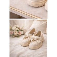 Shaxir Kadın Krem Kalın Taban Rugan Loafer – Fiyonk & Gold Aksesuarlı Babet