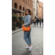 Kadın Turuncu Minimalist Ayarlanabilir Askılı Fonksiyonel Günlük Çapraz Omuz ve El Çantası