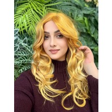 Aura Peruk Koyu Sarı Renk Tonunda Işıltılı Perçemli Geniş Dalgadaki Emma Modelimiz