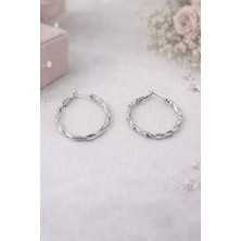 Kadın Burgulu Gümüş Renk Halka Küpe – Minimal Tasarım